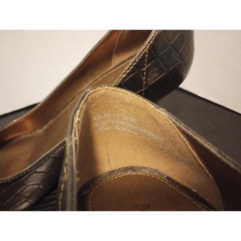 Easy Street Woman's Size 8M‎ Bronze Brown Iridescent Embossed Heels